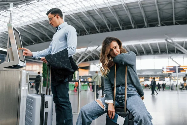 Die Frau Ist Müde Junges Paar Ist Gemeinsam Flughafen — Stockfoto