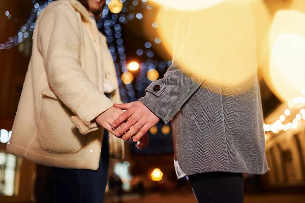 Håll Varandra Händerna Glada Unga Par Firar Nyår Utomhus Gatan — Stockfoto