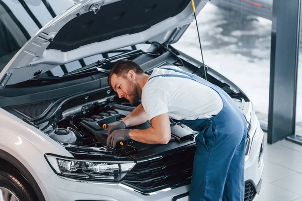 Hood Otevřen Mladý Muž Bílé Košili Modré Uniformě Opravy Automobilů — Stock fotografie