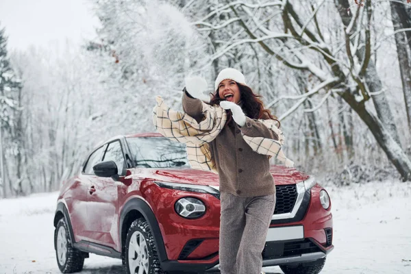 Hermosa Naturaleza Mujer Joven Está Aire Libre Cerca Automóvil Rojo — Foto de Stock