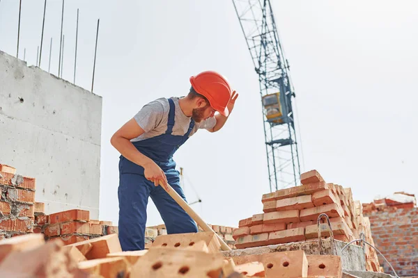 Usando Showel Joven Trabajador Construcción Uniforme Está Ocupado Edificio Sin — Foto de Stock