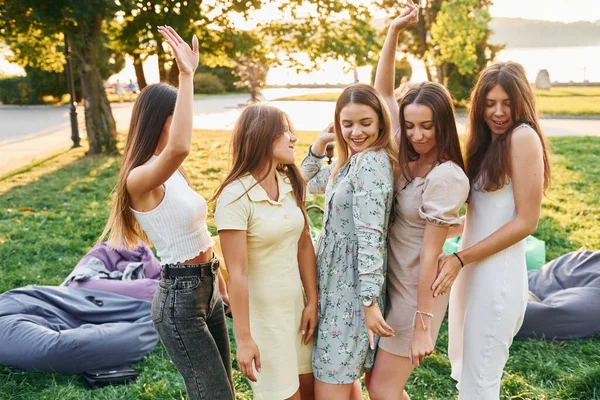 Kobieca Impreza Grupa Młodych Ludzi Bawi Się Parku Letni Dzień — Zdjęcie stockowe