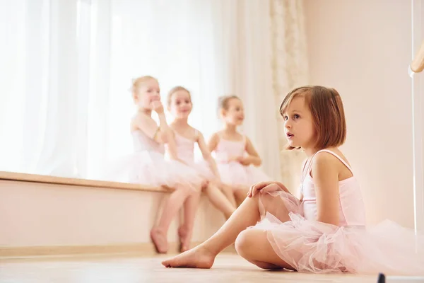 Las Chicas Sientan Alféizar Ventana Suelo Pequeñas Bailarinas Preparándose Para — Foto de Stock