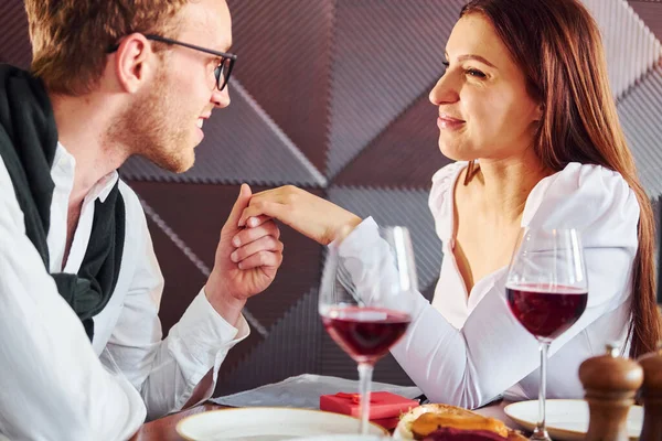 Paar Junger Mann Und Erwachsene Frau Drinnen Neuen Modernen Luxusrestaurant — Stockfoto