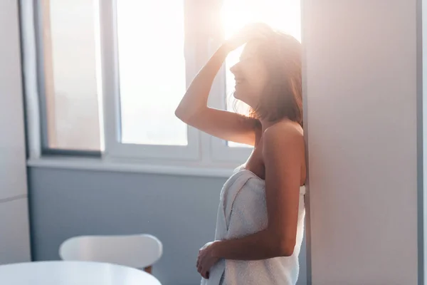 수건을 두르고 시간에 있습니다 여자가 현대식 실내에 — 스톡 사진