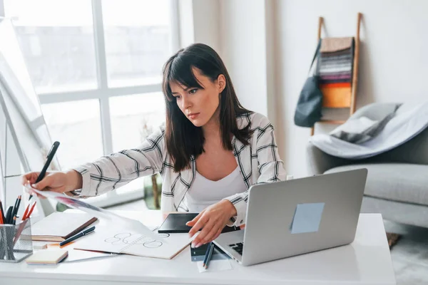 Doe Papierwerk Jonge Vrouwelijke Freelance Medewerker Overdag Binnen — Stockfoto