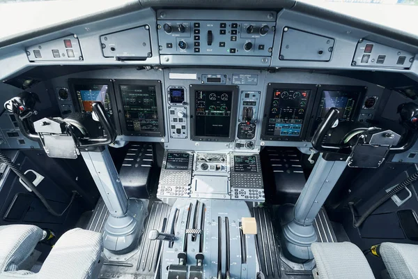 Verschiedene Displays Fokussierter Blick Aus Nächster Nähe Auf Das Cockpit — Stockfoto