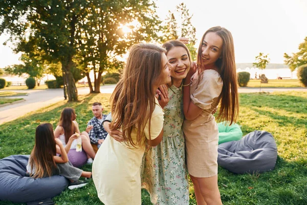 Kobiety Się Obściskują Grupa Młodych Ludzi Urządza Imprezę Parku Letni — Zdjęcie stockowe