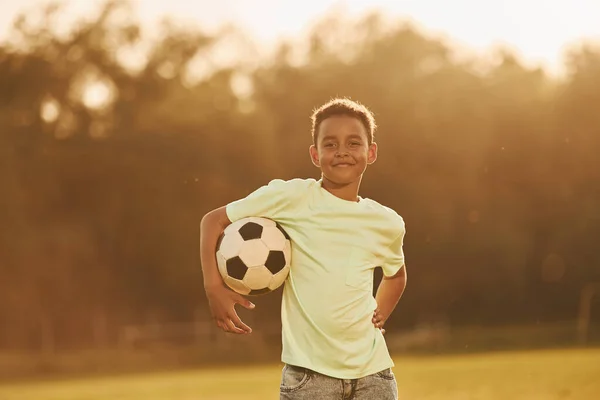 Sitter Med Fotbollsboll Afrikanskt Amerikanskt Barn Kul Fältet Sommaren Dagtid — Stockfoto