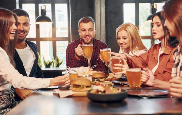 Giovani Adulti Gruppo Giovani Amici Seduti Insieme Bar Con Birra — Foto Stock
