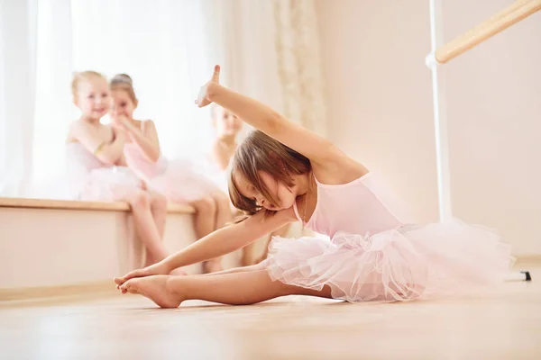 Praticar Chão Pequenas Bailarinas Preparando Para Desempenho — Fotografia de Stock