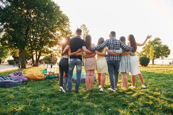 Vue Derrière Groupe Jeunes Font Une Fête Dans Parc Pendant — Photo