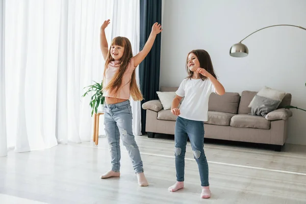 跳舞在一起 孩子们白天在客厅里玩得很开心 — 图库照片