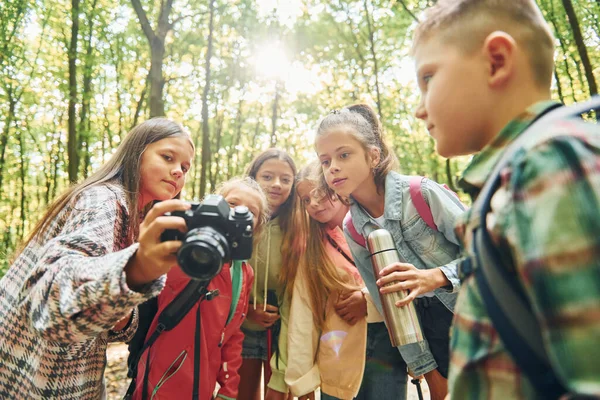 拿着摄像机夏天的白天 孩子们一起在绿林里 — 图库照片