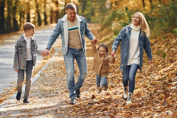 Près Route Bonne Famille Est Dans Parc Automne Ensemble — Photo