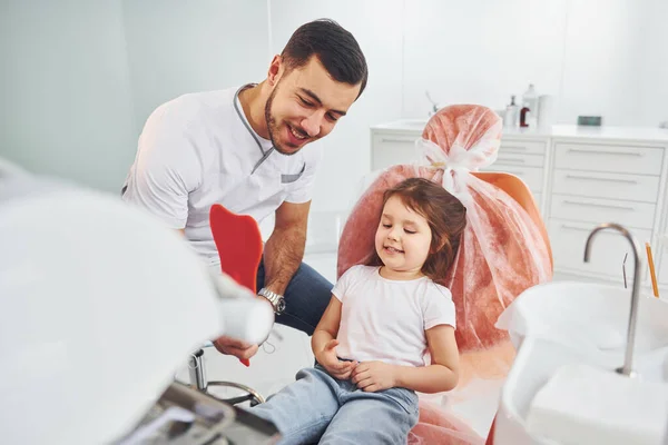 Elle Regarde Dans Miroir Petite Fille Chez Dentiste Clinique Conception — Photo