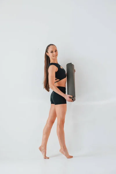 Στέκεται Και Κρατάει Χαλάκι Νεαρή Γυναίκα Αθλητικά Ρούχα Κάνει Γυμναστική — Φωτογραφία Αρχείου