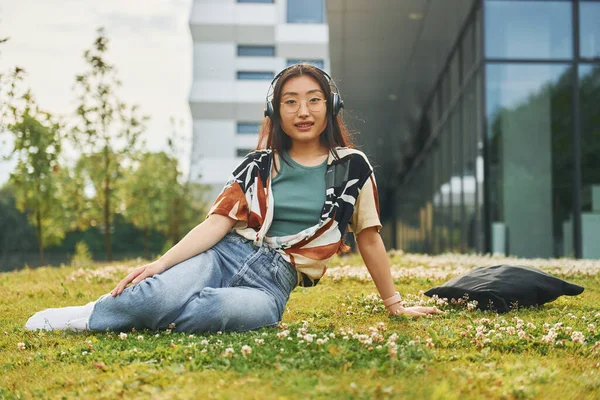 Kulaklıkla Müzik Dinliyor Genç Asyalı Kadın Gündüz Vakti Dışarıda — Stok fotoğraf