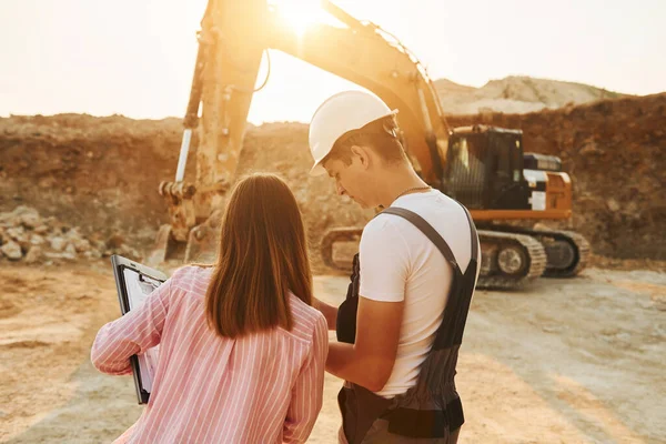 Praten Een Plan Twee Arbeiders Zijn Overdag Samen Leenkuil — Stockfoto