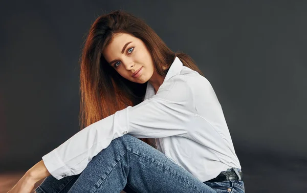 Camisa Blanca Vaqueros Azules Joven Hermosa Mujer Está Posando Para —  Fotos de Stock