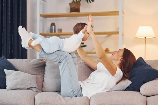 Ebeveynlik kavramı. Anne ve küçük kızı evde birlikteler..