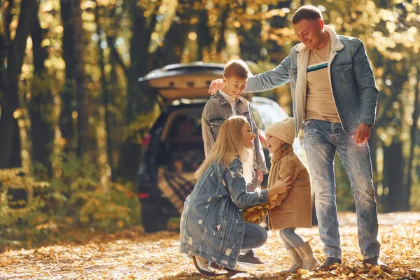 正面図 幸せな家族は一緒に秋の時に公園にあります — ストック写真