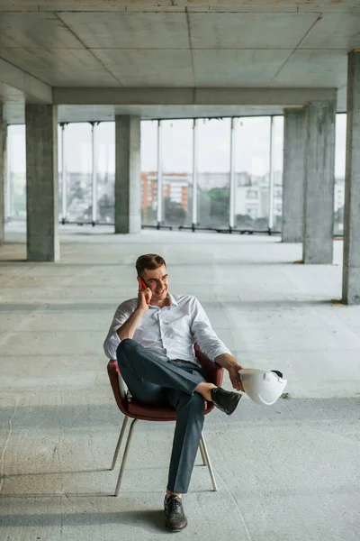 Praten Bij Telefoon Jongeman Formele Kleding Werkt Binnen Aan Bouw — Stockfoto