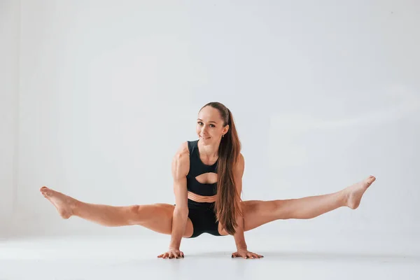 Ellerin Üzerinde Duruyor Spor Elbiseli Genç Bir Kadın Içeride Jimnastik — Stok fotoğraf