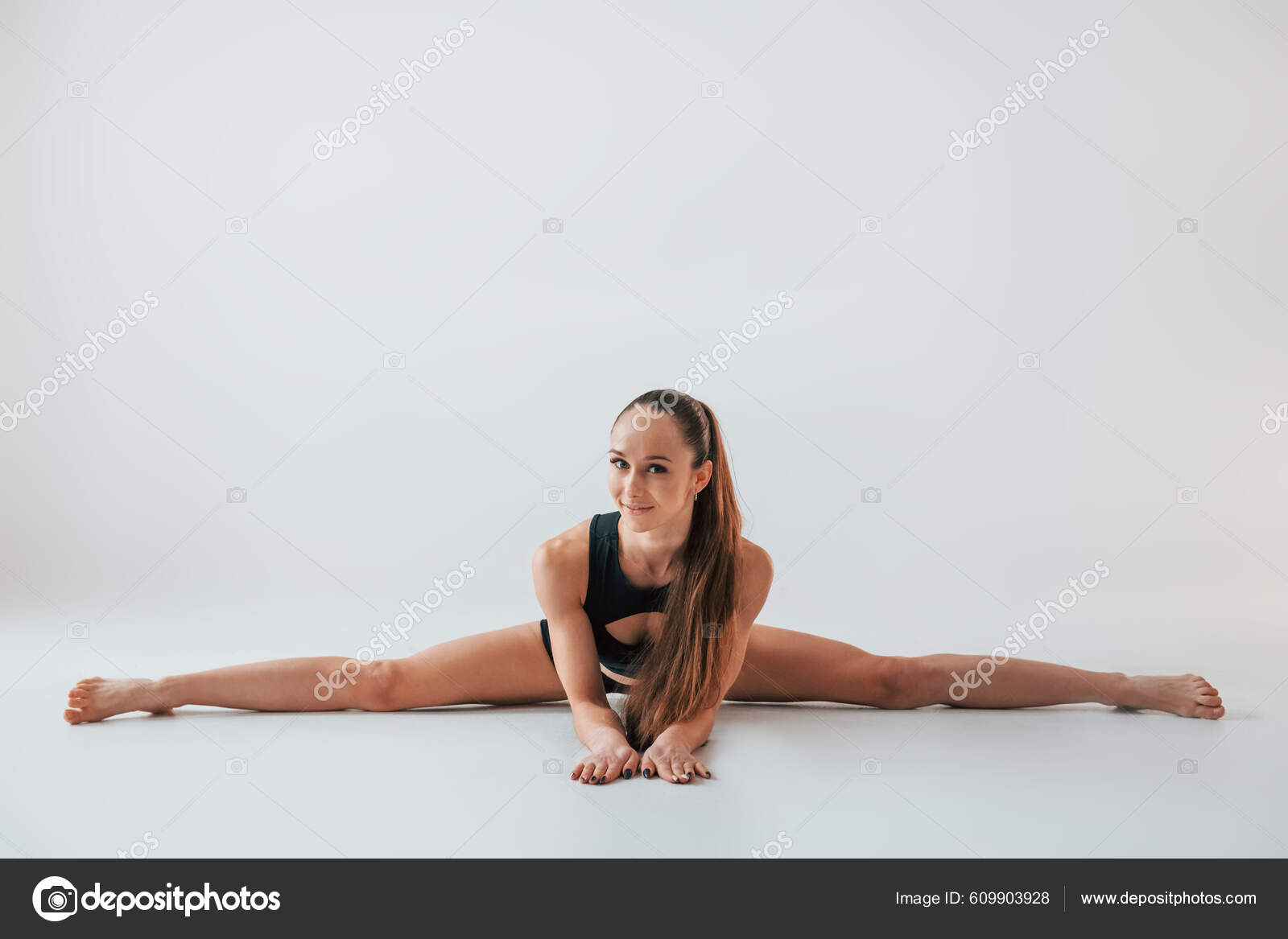 Young woman in leotard doing hi-res stock photography and images - Alamy