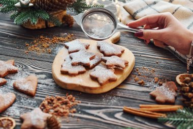 Kadın elleriyle. Tatil dekorasyonlu Noel arkaplanı.