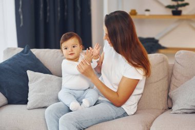 Ebeveynlik kavramı. Anne ve küçük kızı evde birlikteler..