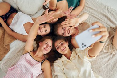 Bekarlığa veda partisindeki bir grup mutlu kadının en iyi görüntüsü..