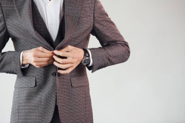 Manzarayı kapat. Takım elbiseli genç bir iş adamı. Başarı kavramı.