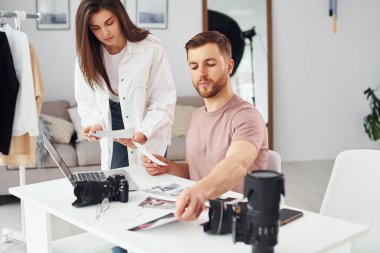 Günlük kıyafetli iki fotoğrafçı gündüzleri evde çalışıyor..