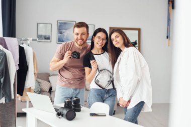 Model hazırlanıyor. Fotoğrafçılar gündüz vakti stüdyolarında çalışırlar..