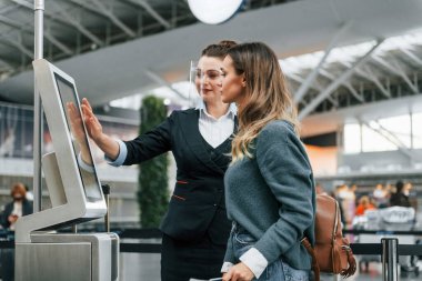 Terminal kullanılıyor. Genç bayan turist gündüz vakti havaalanında..