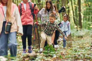 Yeni bir yolda yürüyorum. Yeşil ormandaki çocuklar yaz gündüz beraber..