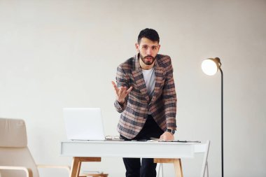 Ofiste çalışıyor. Takım elbiseli genç bir iş adamı. Başarı kavramı.