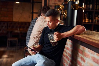 Hafta sonu aktiviteleri. Barda sıradan giyinmiş insanlar oturuyor..