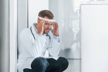 Kötü ve yorgun hissediyorum. Klinikte beyaz önlüklü profesyonel doktor var..