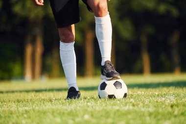 Genç futbolcu spor sahasında antrenman yapıyor..