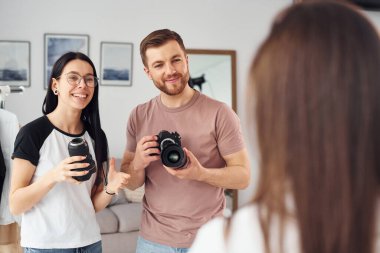 Model hazırlanıyor. Fotoğrafçılar gündüz vakti stüdyolarında çalışırlar..