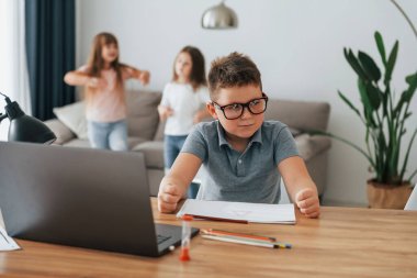 Çocuğun bir derse ihtiyacı var. Çocuklar gündüz vakti evlerinde eğleniyorlar..