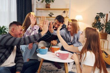 Eğleniyorum. Bir grup arkadaş içeride parti veriyor..