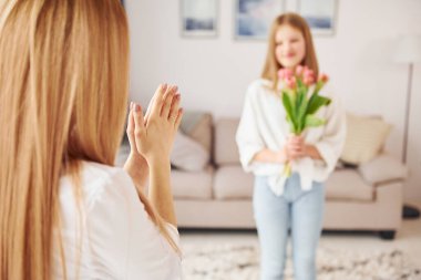 Anne babaya hediye. Genç anne ve kızı gündüz vakti evdeler..