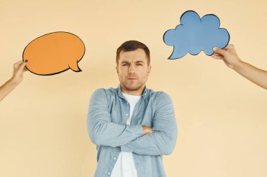 İki fikir düşünüyorum. Stüdyoda duran adam mesaj için boş tabelalarla.