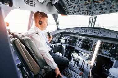 Yolcu uçağının pilotu. Kalkışa hazırlanılıyor..