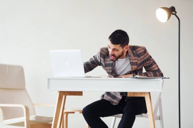 Laptop kullanıyor. Takım elbiseli genç bir iş adamı. Başarı kavramı.