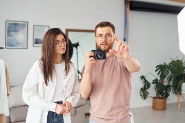 Fotoğrafçılar gündüz vakti stüdyolarında çalışırlar..