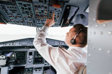Uçuşun kontrolü. Yolcu uçağının pilotu. Kalkışa hazırlanılıyor..